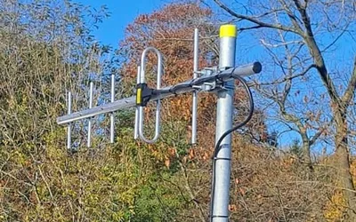 Yagi antenna on a rooftop mast